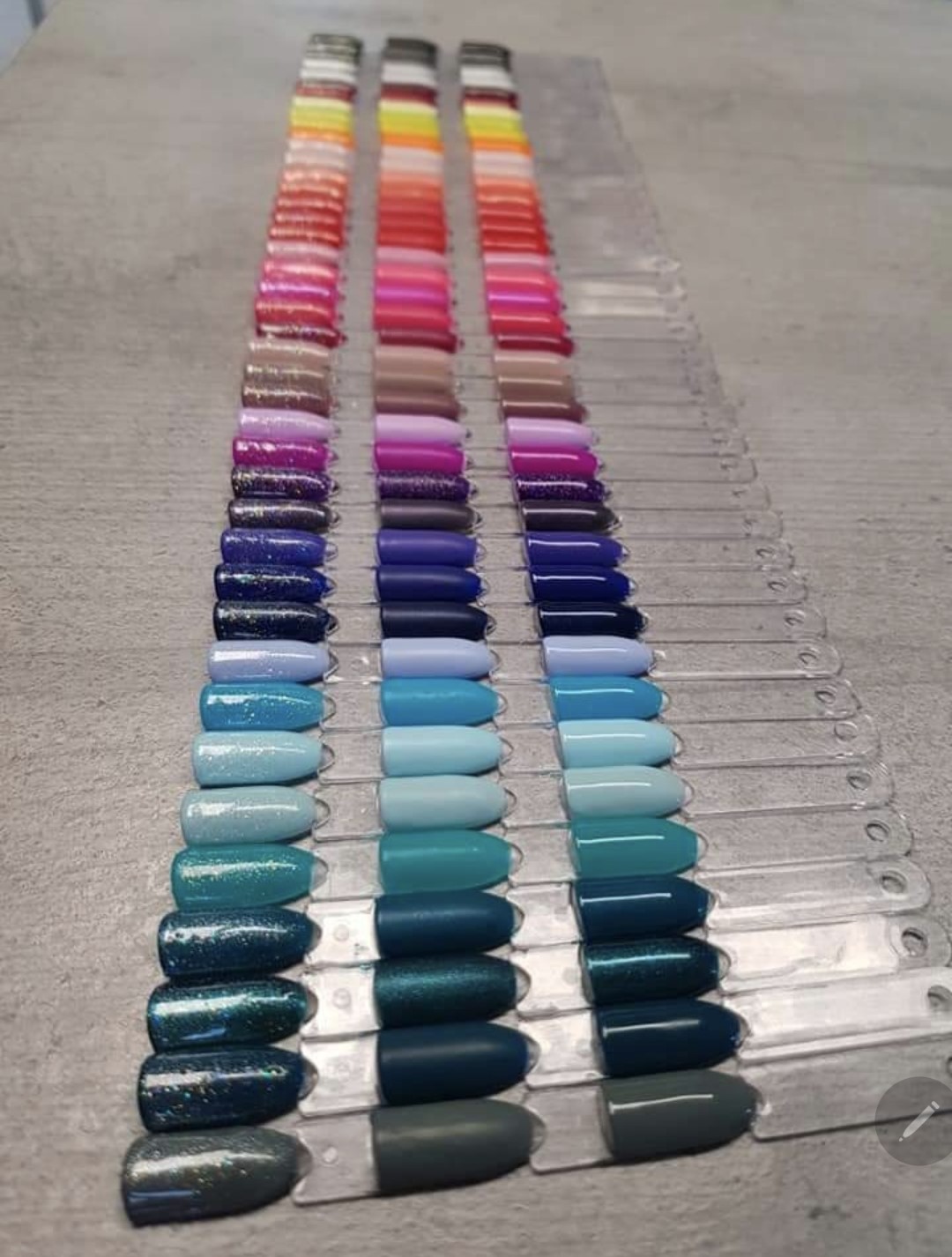 Nuancier de couleurs pour ongles de chez Chris Esthétique