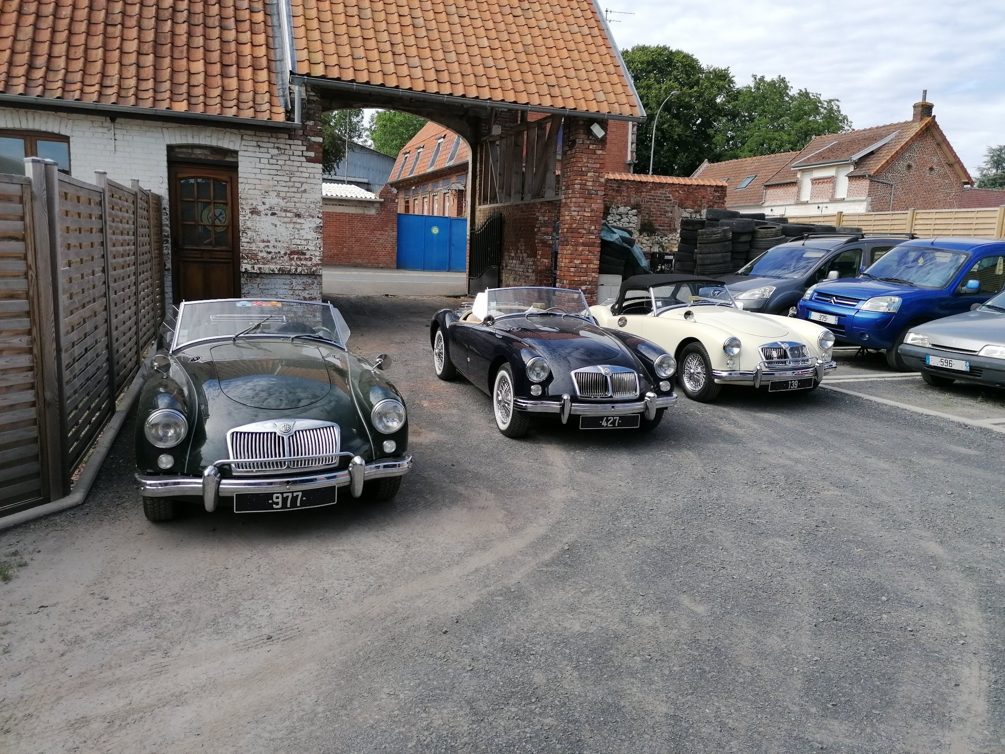 trois vieilles voitures au OCS garage de villers-Brûlin