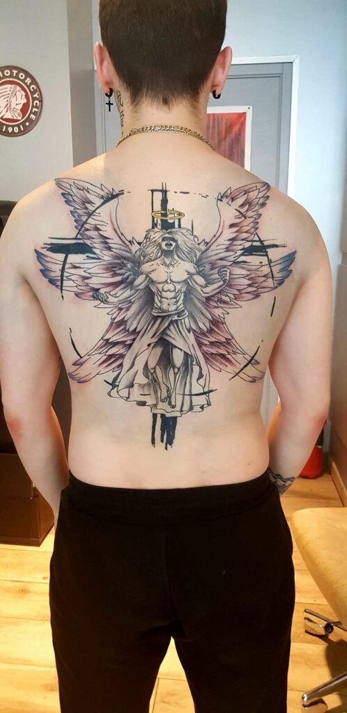Tatouage d'un ange dans le dos fait par O'studio Tattoo