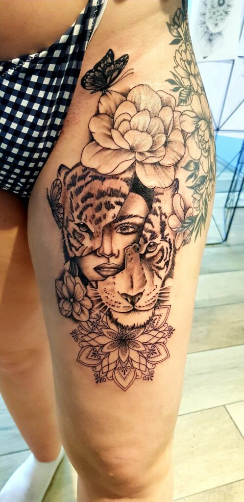 Tatouage d'une femme et d'une tigresse floral par O'Studio Tattoo