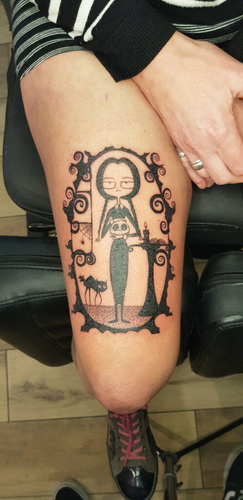 Tatouage de Mercredi Addams par O'Studio Tattoo