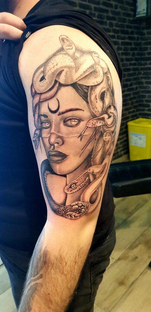 tatouage médusa sur le bras fait par O'studio Tattoo