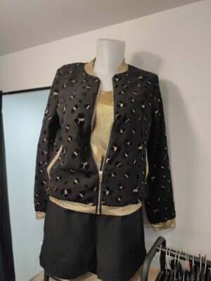 Le Bombers léopard noir et or, une veste tendance pour tous les styles. Disponible en différentes tailles pour une coupe parfaite.
