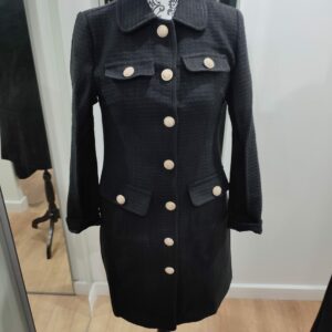 Découvrez le Manteau Ella en tweed noir, la pièce parfaite pour une élégance instantanée, disponible du S au L.
